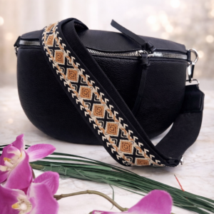 Μαύρη crossbody τσάντα με γεωμετρικό λουράκι και φερμουάρ.