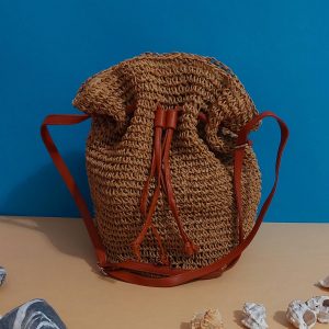 Ψάθινη τσάντα με λουρί. Κατάλληλο για τις καλοκαιρινές μας   εξόρμησης στις παραλίες